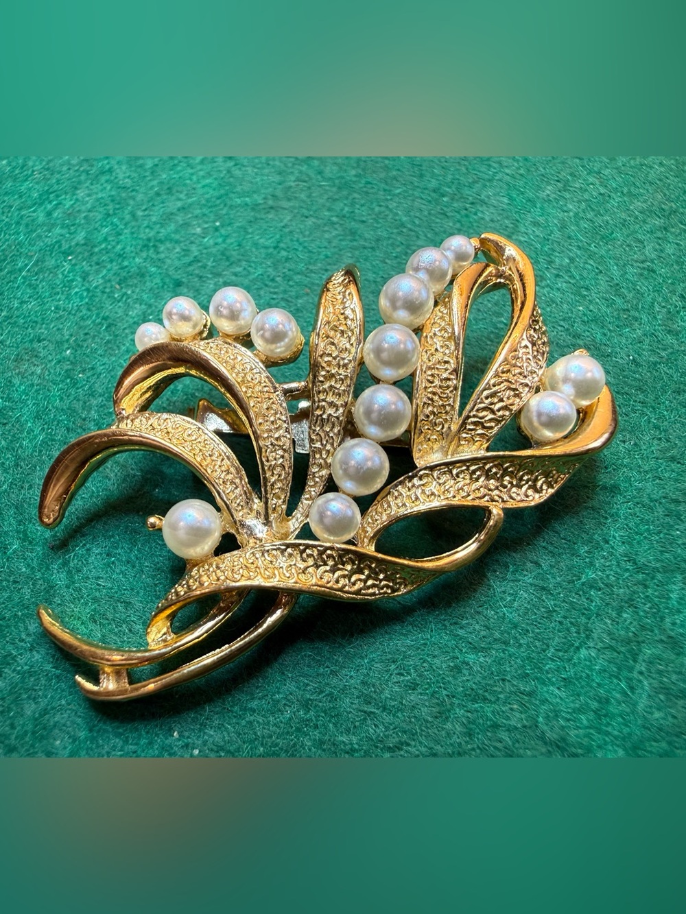 Vintage Faux Pearl Floral Brooch Gold Tone Mid Century Statement Pin - Picture 3 of 7